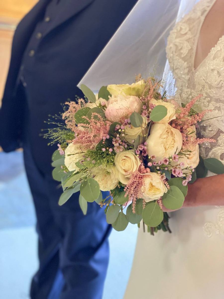 Bouquet da sposa con rose pesca e eucalipto