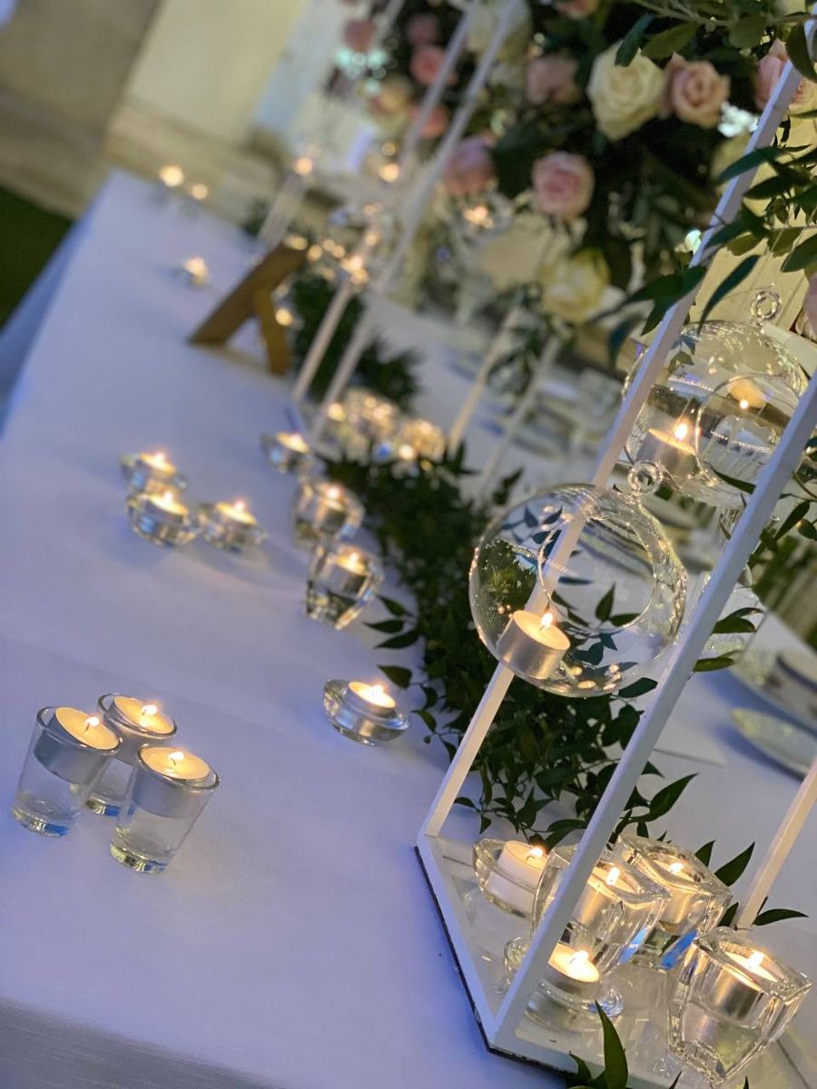 Candele e fiori su una tavola imbandita
