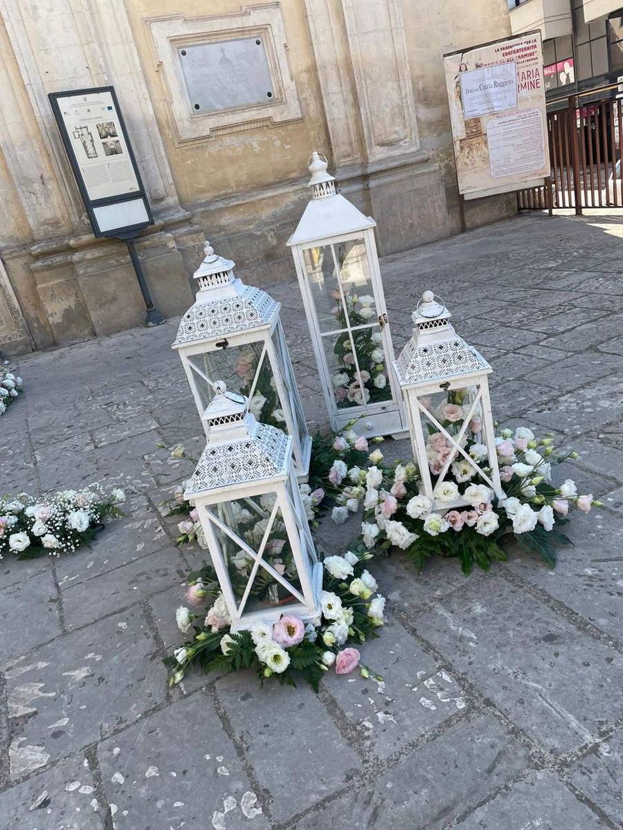 Lanterne bianche con fiori davanti a una chiesa